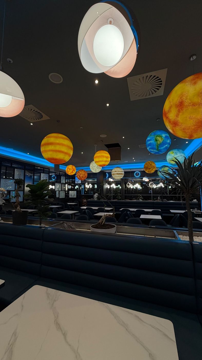 Blick über die Sitzbänke zu den Planeten