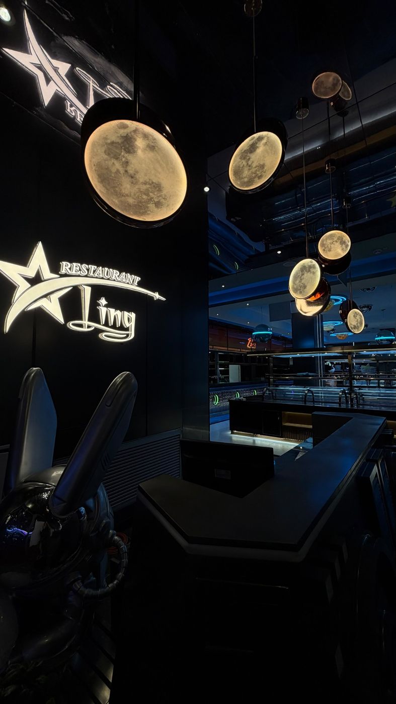 Mond-Lampen und Ling-Logo am Eingang